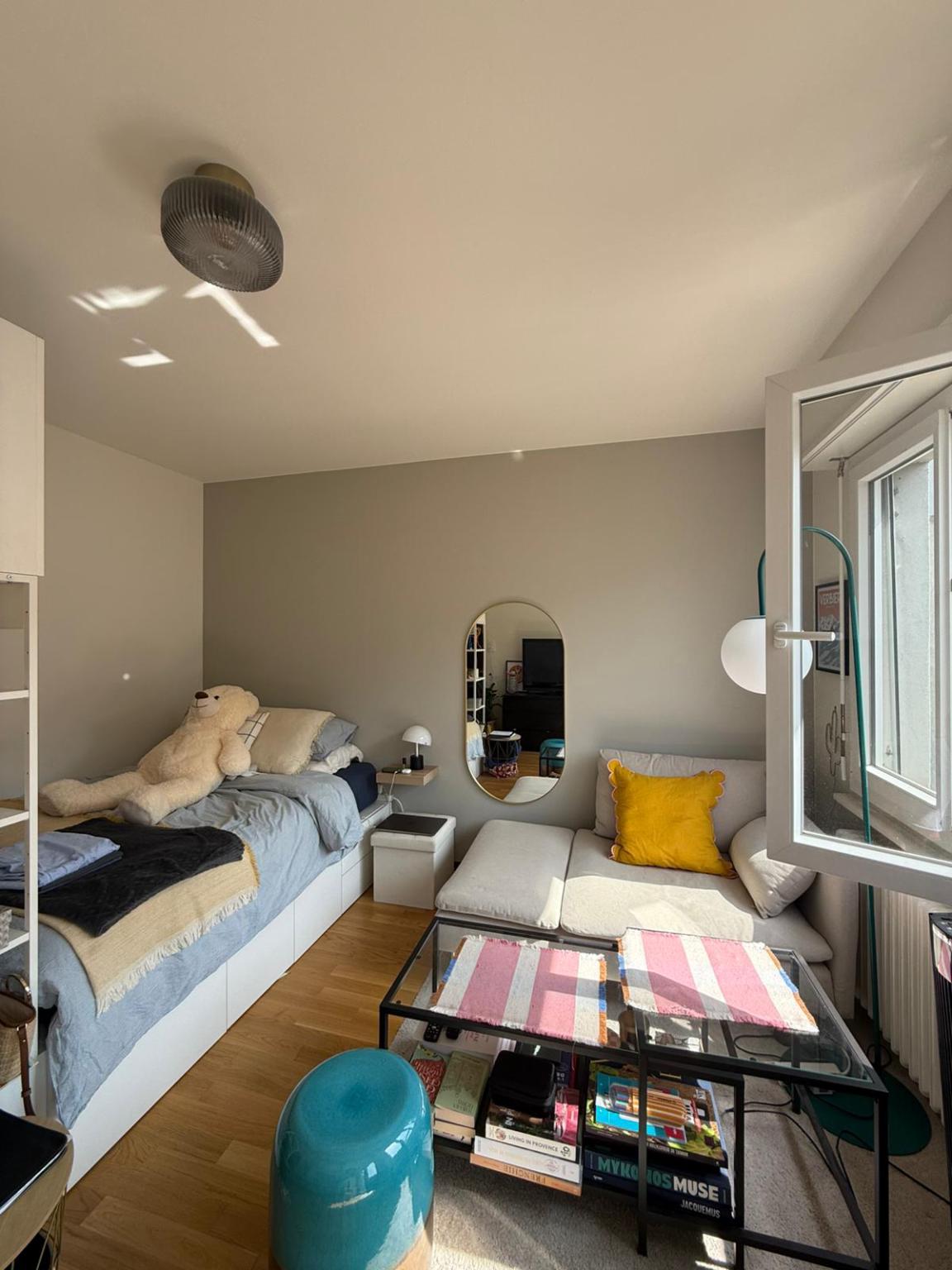 Studio aux Pâquis.